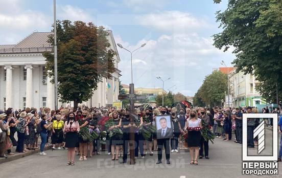 Під оплески через живий коридор до церкви пронесли тіло загиблого мера Кривого Рогу Костянтина Павлова