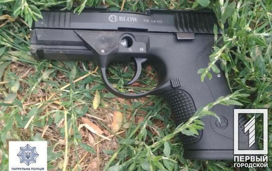 Патрульные Кривого Рога задержали мужчину, который угрожал соседу пистолетом