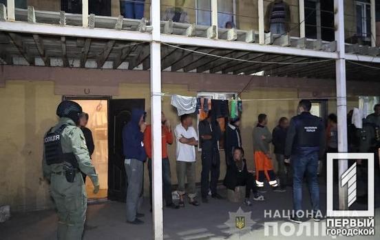 Звільнили з трудового рабства 120 осіб: на Дніпропетровщині правоохоронці викрили масштабну схему торгівлі людьми