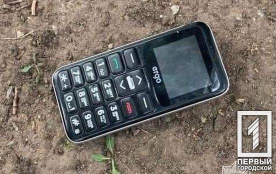 В Кривом Роге патрульные полицейские задержали двух злоумышленников, которые выхватили телефон у мужчины и сбежали