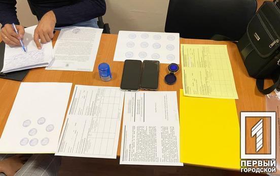 На Дніпропетровщині викрили осіб, які підробляли COVID-сертифікати та вносили неправдиві дані до бази МОЗ