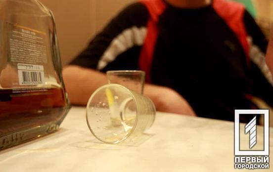 У Кривому Розі жінка вдарила ножем свого товариша по чарці