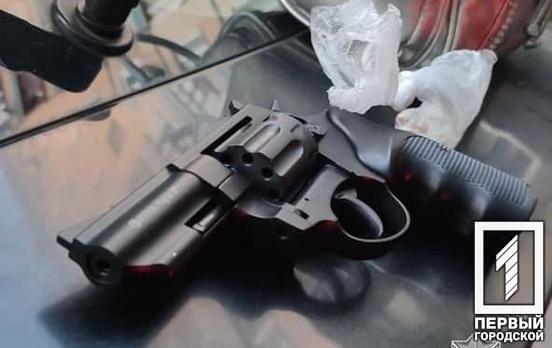 В Кривом Роге задержали горожан, которые разгуливали с пистолетом и ножом