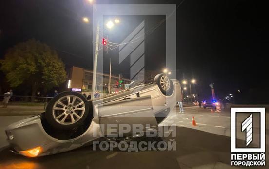 У центрі Кривого Рогу легковик перевернувся на дах