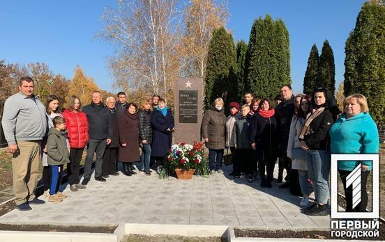 У Кривому Розі містяни поклали квіти до братської могили на Краматорському кладовищі