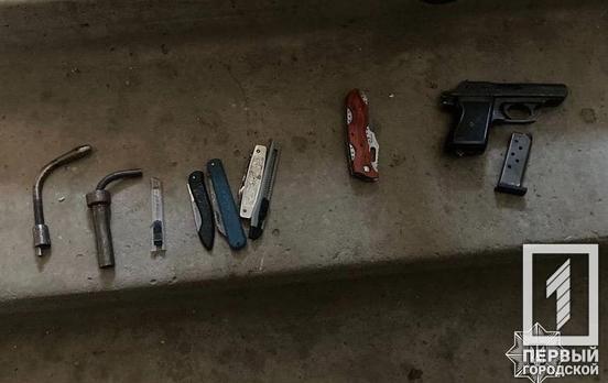 Ключи, отмычки и ножи: в Кривом Роге задержали мужчин, стучавших в дверь квартир многоэтажки