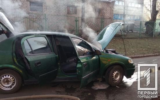 У дворі будинку у Кривому Розі горіла автівка