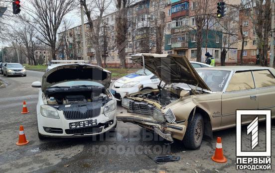 В Кривом Роге на перекрёстке столкнулись два автомобиля, одного из водителей госпитализировали