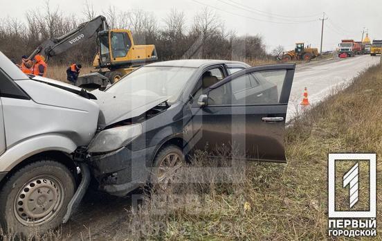 В Кривом Роге лоб в лоб столкнулись легковушка и маршрутка, есть пострадавшие