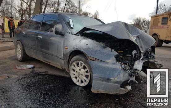 У Кривому Розі водій автівки втратив керування і врізався у стовп, є двоє постраждалих