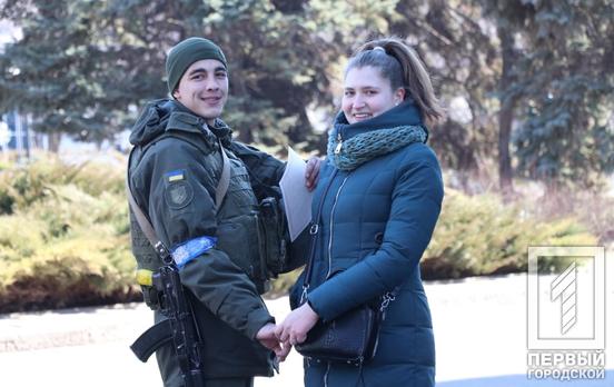 Любов переможе: у Кривому Розі нацгвардієць та його дівчина поєднали серця шлюбом