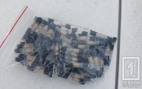 Поліцейські Кривого Рогу затримали зловмисника, у автівці якого знайшли майже 300 трубочок з наркотиками