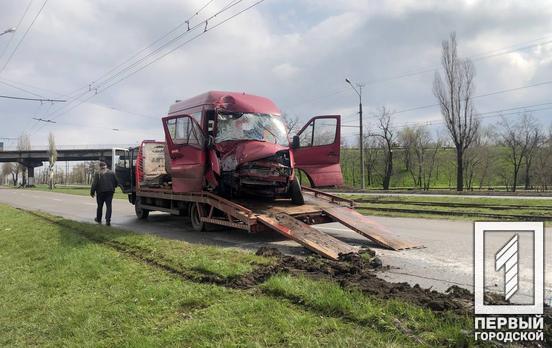 У Кривому Розі маршрутка врізалася у стовп, 12 постраждалих