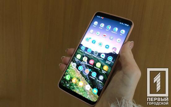 В Украине запустили горячую линию для консультаций по выплатам для ВПЛ и помощи безработным, – Минцифры