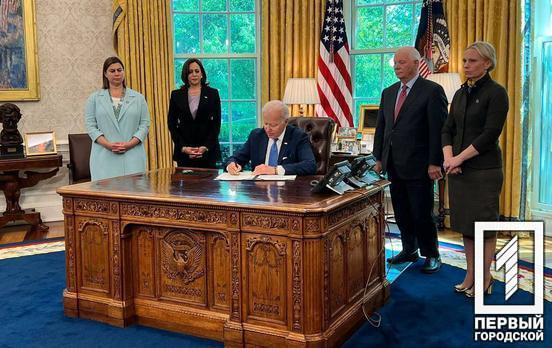 Президент США Джо Байден подписал закон о ленд-лизе для Украины