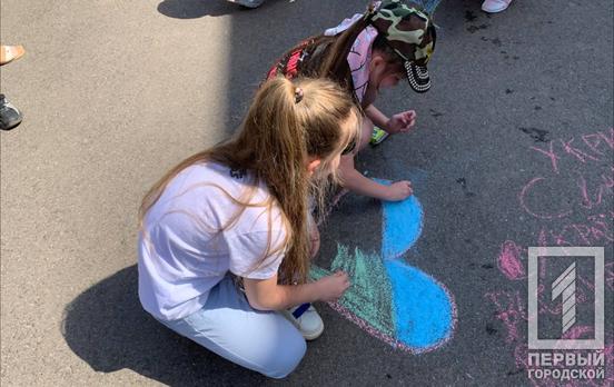 «Украина превыше всего»: по случаю Дня защиты детей в Кривом Роге провели патриотический конкурс рисунков на асфальте