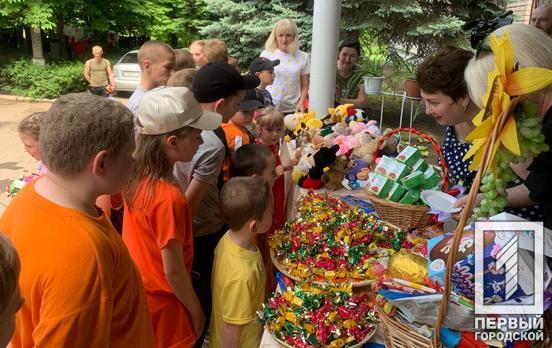 Музыкальная программа, аквагрим и аниматоры: в одном из колледжей Кривого Рога организовали интересный праздник для маленьких вынужденных переселенцев