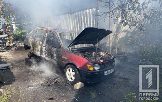 У Кривому Розі палала автівка у приватному гаражі