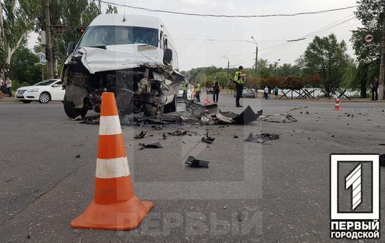У Кривому Розі зіткнулись маршрутне таксі та фура, постраждало 14 людей