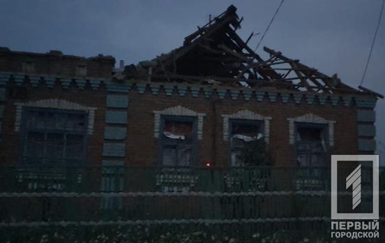 Ворог цієї ночі обстріляв Нікопольський і Криворізький райони: постраждали дві жінки, знищено автівки та будинки