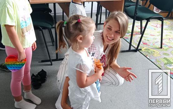 Волонтерка організувала розвиваючий гурток для малечі та передає зароблені кошти на допомогу ЗСУ