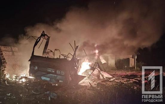 Згорілий транспорт та перебитий газопровід - наслідки нічного обстрілу Дніпропетровщини