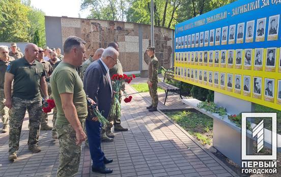 Підняття синьо-жовтих стягів, відзнаки криворіжців та вшанування пам’яті полеглих захисників: з нагоди Дня Державного прапору України в районах Кривого Рогу організували урочисті церемонії