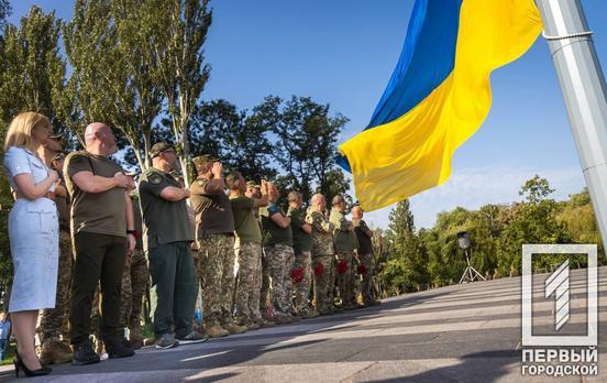Найвищий та найбільший прапор у місті: у Кривому Розі на флагштоці урочисто підняли державний стяг