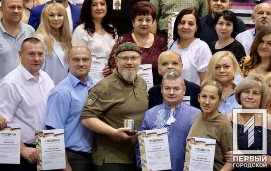 120 волонтерів з Кривого Рогу урочисто нагородили подяками від Військової адміністрації