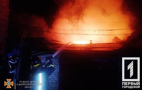 У приватному секторі Кривого Рогу згорів гараж