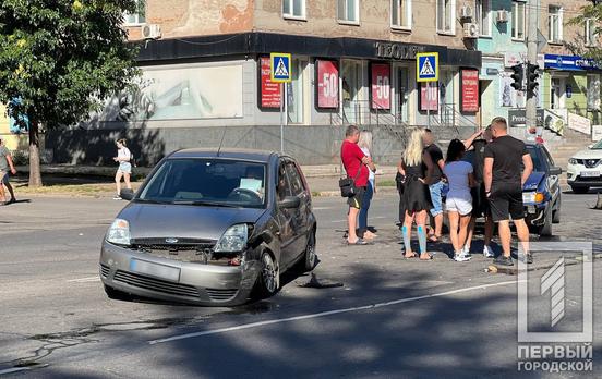 Дві автівки не поділили дорогу на центральному проспекті Кривого Рогу