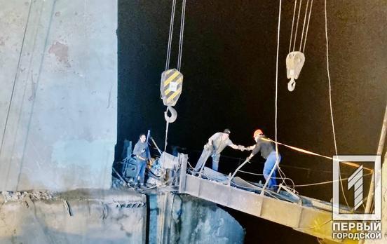 У місце влучання ворожих ракет на гідротехнічній споруді Кривого Рогу вдалося встановити два затвори-шандори, через що рівень води почав спадати