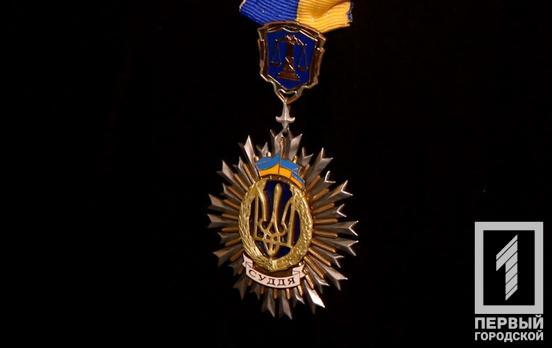 «Ностальгія за дитинством»: у Кривому Розі судили чоловіка, який обгорнувся прапором СРСР і прогулювався у ньому