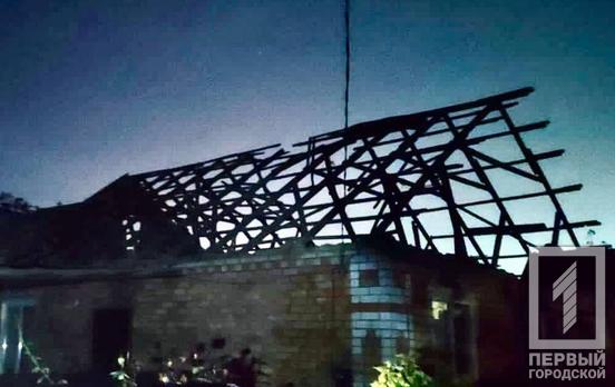 Росіяни шість разів вдарили по нічному Нікополю та його околицях: понад десять родин залишилися без житла