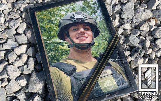 Витягнув батька з-під обстрілів: рідні та близькі простилися у Кривому Розі з полеглим за Україну стрільцем Артемом Теплинським