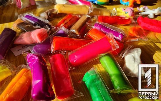 Для дітей-переселенців, котрі проживають у Кривому Розі, влаштували майстер-клас з ліплення