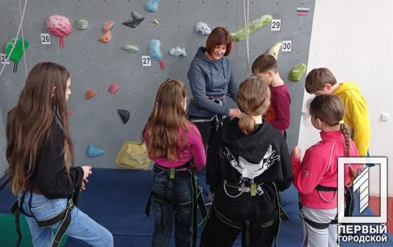 Для маленьких переселенців у Кривому Розі влаштували заняття зі скелелазіння