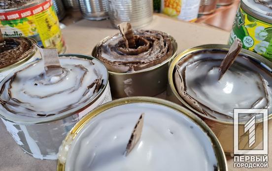 Педагоги однієї з гімназій Кривого Рогу роблять окопні свічки для армійців