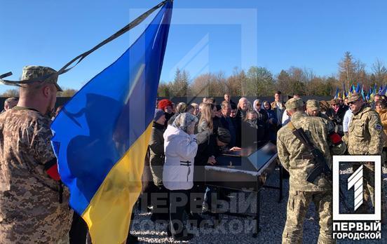 В Кривому Розі провели в останню путь механіка-водія Ігоря Ярового та танкіста Олександра Малишева, які загинули під час виконання бойового завдання на Херсонщині