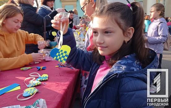 На благодійному ярмарку в Інгулецькому районі Кривого Рогу зібрали майже 96 тисяч гривень на потреби ЗСУ