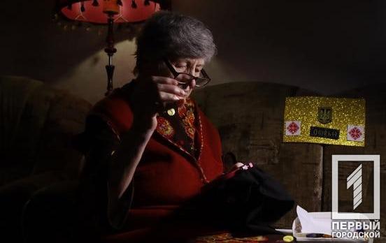 Пенсіонерка з Кривого Рогу виготовляє обереги для військових, які захищають Україну від російських окупантів