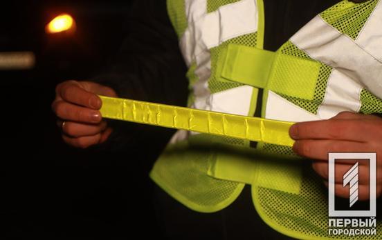 Флікери та ліхтарі: патрульні поліцейські Кривого Рогу нагадали пішоходам про «підсвітку» у темний час доби