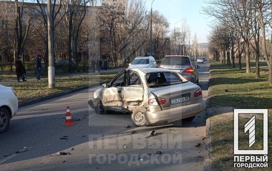 Дивом вціліли: у Кривому Розі зіткнулися два легкові автомобілі