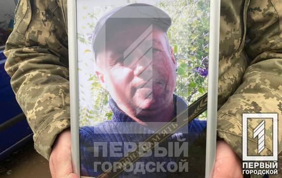 «У нас гаряче, але ви тримайтесь»: живим коридором проводжали в останню путь криворізького воїна Володимира Дуленчука, котрий загинув у протистоянні з ворогам на Донеччині