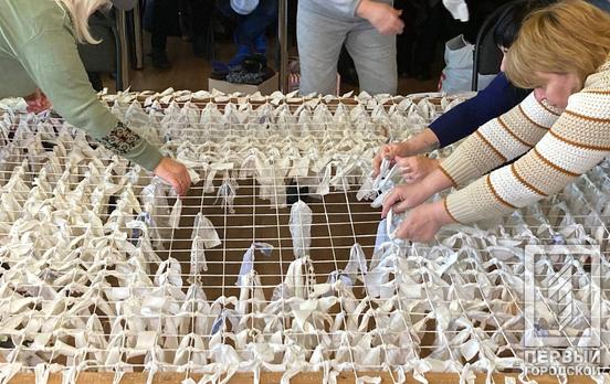 Більше 65 маскувальних сіток та понад 100 пар в’язаних шкарпеток від мешканців Інгулецького району Кривого Рогу відправлять нашим військовим на фронт