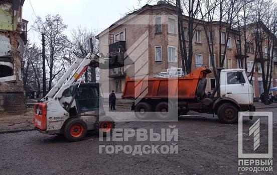 Світло, вода і тепло: комунальники Кривого Рогу відновили всі комунікації у будинку, куди влучила російська ракета 16 грудня