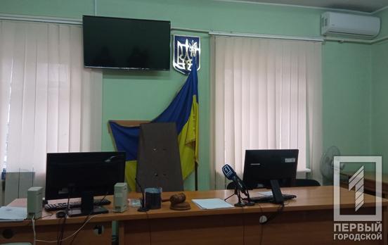 «Серп і молот»: у Кривому Розі судили чоловіка, який розмахував радянським прапором в одному з парків