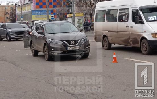 У центрі Кривого Рогу жінка вирішила знехтувати підземним переходом та потрапила під колеса автівки