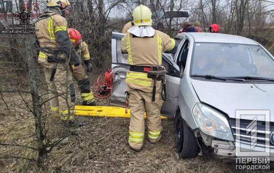 Неподалік від Кривого Рогу рятувальникам довелося вирізати жінку із пошкодженого автомобіля