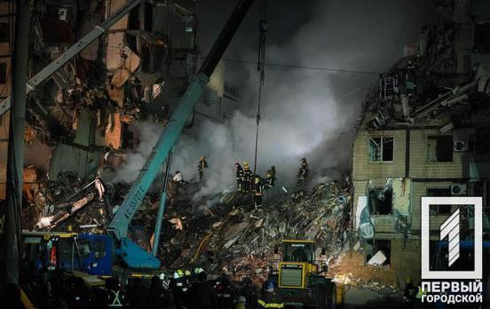 Станом на ранок в Дніпрі відомо про 21 загиблого в результаті ракетного удару по житловому будинку